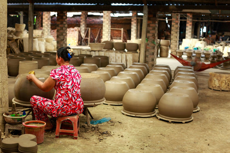 woman-making-pots